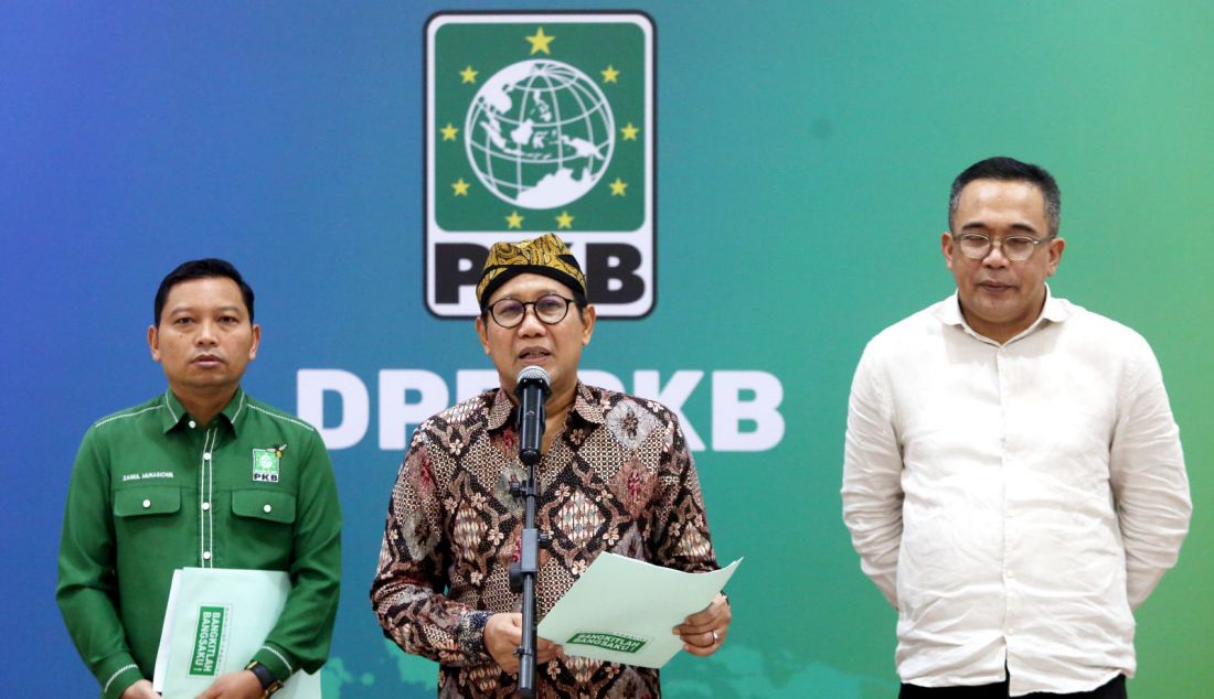 Ketua Desk Pilkada PKB Abdul Halim Iskandar (tengah) dan Ketua Bidang Komunikasi dan Informasi Teknologi DPP PKB Ahmad Iman Sukri (kanan) memberikan keterangan pers terkait hasil Uji Kelayakan dan Kepatutan (UKK) Bakal Calon Kepala Daerah Lanjutan di DPP PKB, Jakarta, Senin (3/6). Partai Kebangkitan Bangsa (PKB) menetapkan 35 bakal calon kepala daerah (bacakada) tingkat kabupaten/kota. - JPNN.com