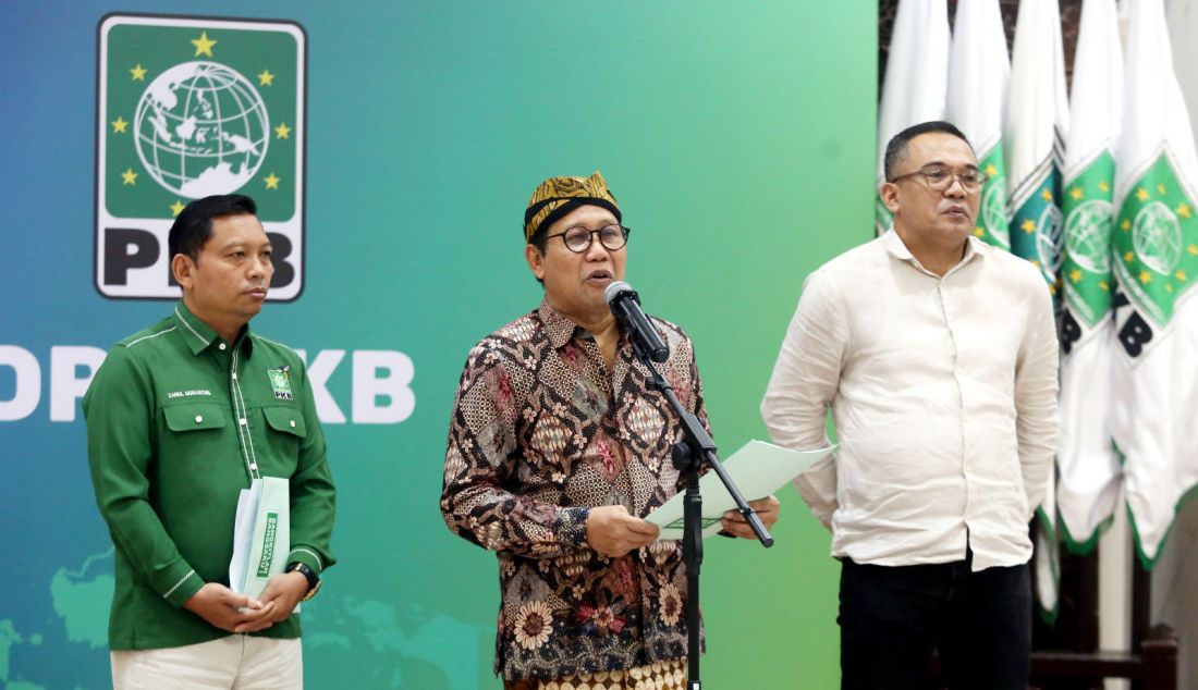 Ketua Desk Pilkada PKB Abdul Halim Iskandar (tengah) dan Ketua Bidang Komunikasi dan Informasi Teknologi DPP PKB Ahmad Iman Sukri (kanan) memberikan keterangan pers terkait hasil Uji Kelayakan dan Kepatutan (UKK) Bakal Calon Kepala Daerah Lanjutan di DPP PKB, Jakarta, Senin (3/6). Partai Kebangkitan Bangsa (PKB) menetapkan 35 bakal calon kepala daerah (bacakada) tingkat kabupaten/kota. - JPNN.com