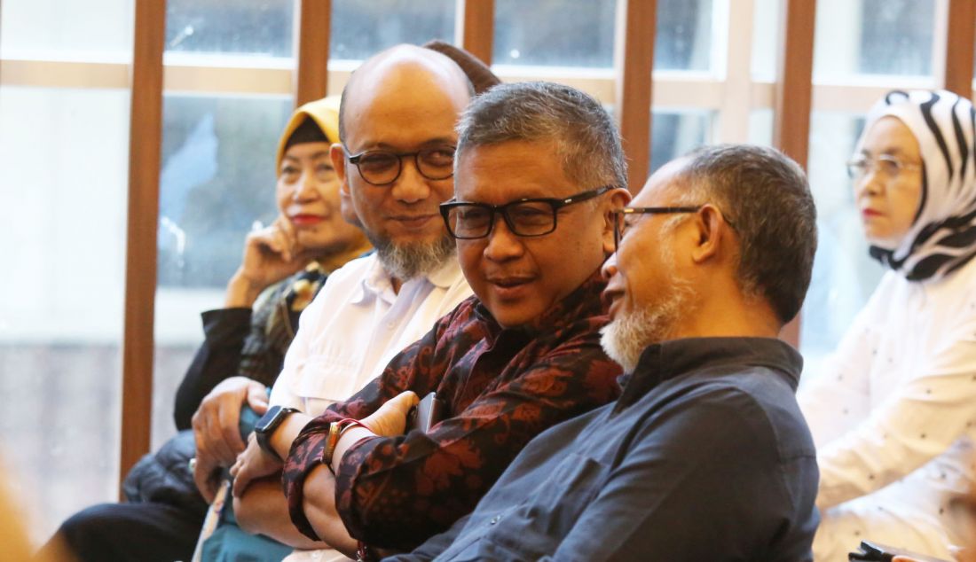 Novel Baswedan, Sekjen PDIP Hasto Kristiyanto dan Bambang Widjajanto saat mengikuti kuliah umum berjudul 