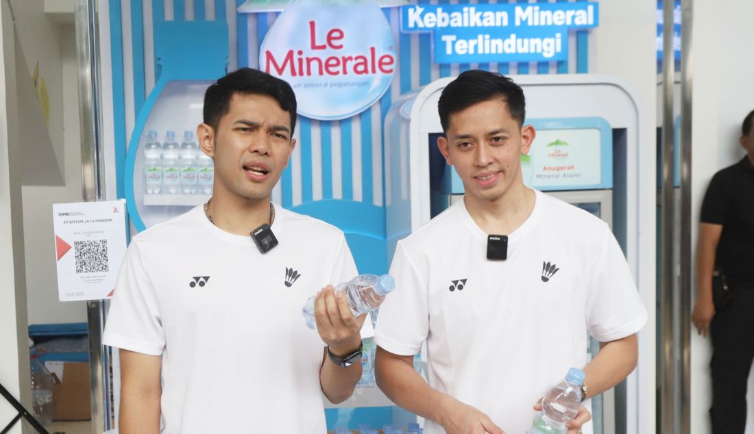 Ganda putra Indonesia Fajar Alfian/Muhammad Rian Ardianto berswa foto bersama pendukungnya dalam ajang Indonesia Open 2024 yang resmi digelar mulai hari ini di Istora Senayan, Jakarta. Selasa (4/6). Selama empat tahun berturut-turut, Le Minerale dipercaya menjadi official mineral water dalam ajang bulutangkis international ini. Turnamen ini juga menjadi test event terakhir sebelum ke Olimpiade 2024 Paris. Total 241 atlet dari 22 negara akan hadir di Istora. - JPNN.com