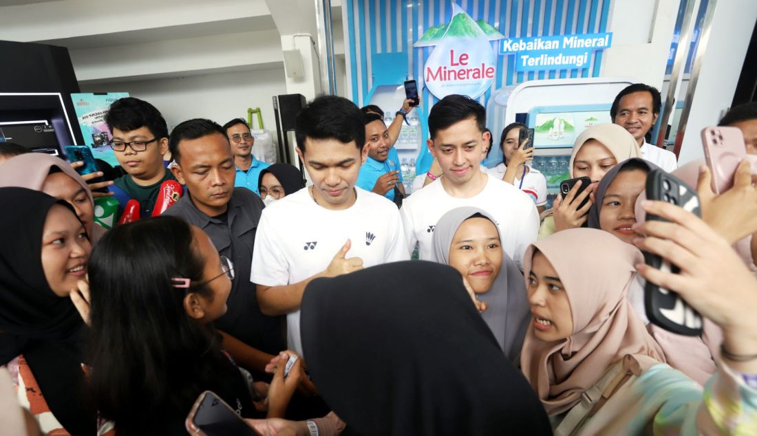 Ganda putra Indonesia Fajar Alfian/Muhammad Rian Ardianto berswa foto bersama pendukungnya dalam ajang Indonesia Open 2024 yang resmi digelar mulai hari ini di Istora Senayan, Jakarta. Selasa (4/6). Selama empat tahun berturut-turut, Le Minerale dipercaya menjadi official mineral water dalam ajang bulutangkis international ini. Turnamen ini juga menjadi test event terakhir sebelum ke Olimpiade 2024 Paris. Total 241 atlet dari 22 negara akan hadir di Istora. - JPNN.com