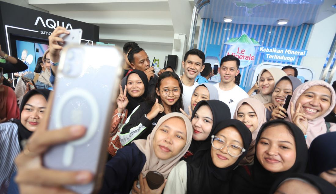 Ganda putra Indonesia Fajar Alfian/Muhammad Rian Ardianto berswa foto bersama pendukungnya dalam ajang Indonesia Open 2024 yang resmi digelar mulai hari ini di Istora Senayan, Jakarta. Selasa (4/6). Selama empat tahun berturut-turut, Le Minerale dipercaya menjadi official mineral water dalam ajang bulutangkis international ini. Turnamen ini juga menjadi test event terakhir sebelum ke Olimpiade 2024 Paris. Total 241 atlet dari 22 negara akan hadir di Istora. - JPNN.com