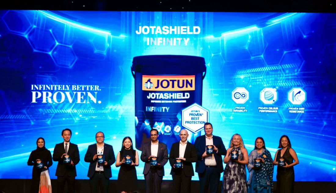 President Director PT. Jotun Indonesia Arun Kumar (kelima dari kiri) bersama jajaran manajemen JOTUN dalam saat peluncuran Jotun Jotashield Infinity, Denpasar (3/6). JOTUN resmi meluncurkan produk cat eksterior premium terbaru yaitu Jotun Jotashield Infinity yang telah diuji melalui serangkaian pengujian ketat dan disertifikasi sebagai yang terbaik oleh laboratorium independen terkemuka. Jotashield Infinity juga menjadi pilihan utama cat eksterior, dalam penelitian yang melibatkan lebih dari 400 pemilik rumah dan tukang cat di seluruh Asia Tenggara. - JPNN.com