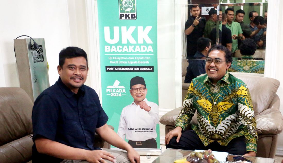 Wakil Ketua Umum PKB Jazilul Fawaid saat menyambut kedatangan Wali Kota Medan Bobby Nasution di kantor DPP PKB, Jakarta, Selasa (4/6). Kedatangan Bobby bertepatan dengan agenda uji kelayakan dan kepatutan (UKK) untuk calon gubernur Sumatera Utara yang digelar PKB. - JPNN.com