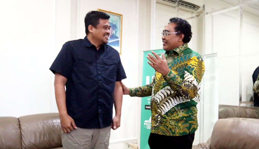 Wakil Ketua Umum PKB Jazilul Fawaid saat menyambut kedatangan Wali Kota Medan Bobby Nasution di kantor DPP PKB, Jakarta, Selasa (4/6). Kedatangan Bobby bertepatan dengan agenda uji kelayakan dan kepatutan (UKK) untuk calon gubernur Sumatera Utara yang digelar PKB. - JPNN.com