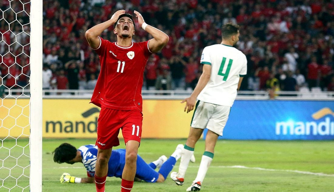 Pesepakbola Indonesia Ragnar Oratmangoen gagal mencetak gol ke gawang Irak pada Kualifikasi Piala Dunia 2026 di SUGBK, Jakarta, Kamis (6/6). Indonesia kalah atas Irak dengan skor 0-2. - JPNN.com