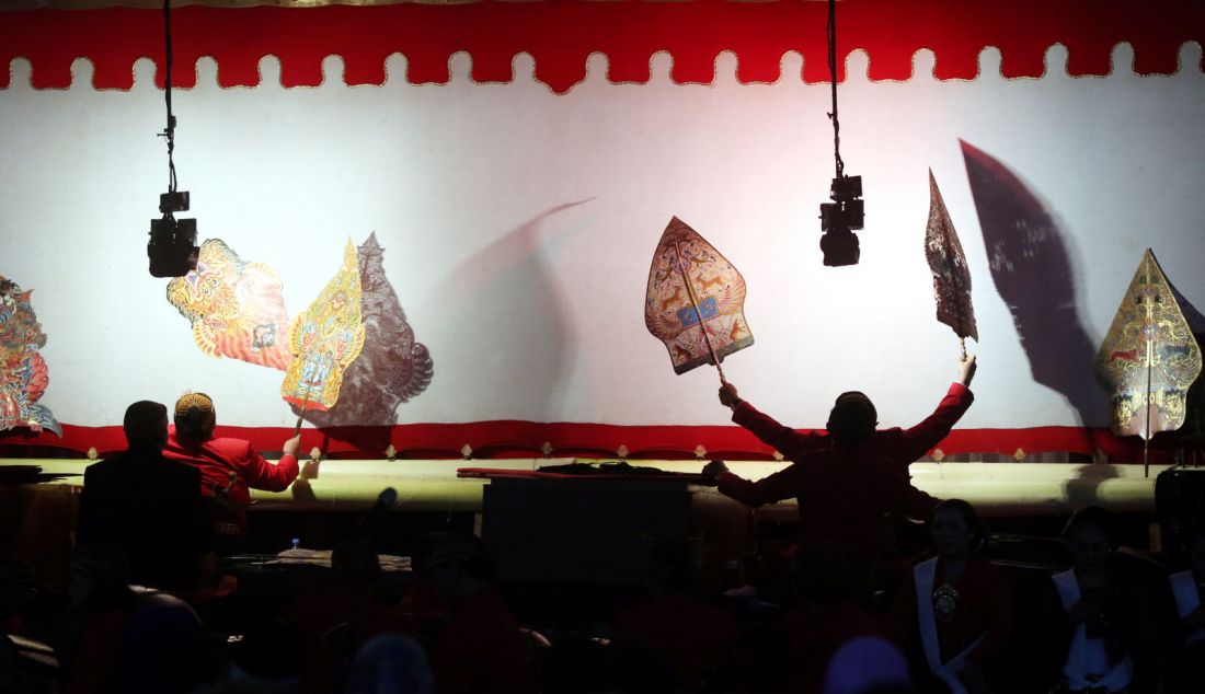 Wayangan dengan Lakon Pandu Swargo di Halaman Masjid At Taufiq, Sekolah Partai PDI Perjuangan, Jakarta, Sabtu (8/6). Pergelaran ini untuk memperingati Bulan Bung Karno 2024. - JPNN.com