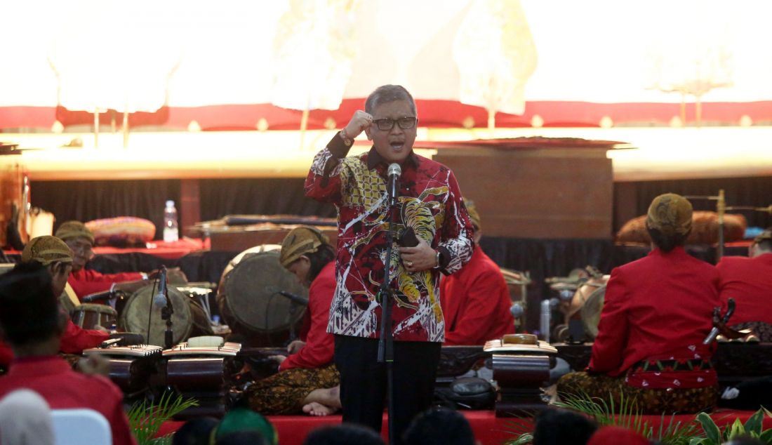 Sekjen PDIP Hasto Kristiyanto saat wayangan dengan Lakon Pandu Swargo di Halaman Masjid At Taufiq, Sekolah Partai PDI Perjuangan, Jakarta, Sabtu (8/6). - JPNN.com