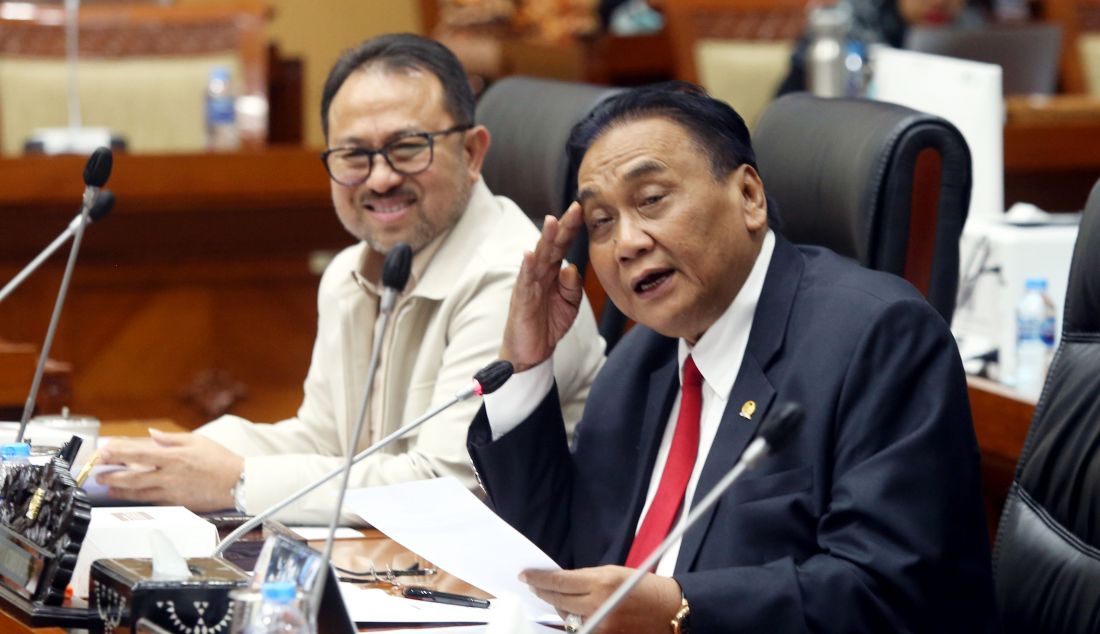 Ketua Komisi III DPR Bambang Wuryanto memimpin rapat kerja dengan Polri di kompleks Parlemen, Jakarta, Selasa (11/6/). Raker tersebut membahas rencana kerja anggaran Polri tahun 2025 dan hasil pemeriksaan BPK tahun 2022. - JPNN.com