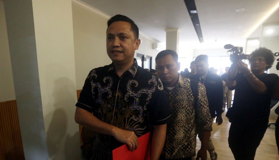 Staf Sekjen PDIP Kusnadi didampingi tim kuasa hukum Ronny Talapessy mendatangi kantor Komnas HAM, Jakarta, Rabu (12/6). Kedatangan Kusnadi ke Komnas HAM bertujuan melaporkan dugaan perampasan lewat penyitaan sejumlah barang termasuk alat komunikasi saat mendampingi Sekjen PDIP menjalani pemeriksaan sebagai saksi di KPK beberapa hari lalu. - JPNN.com