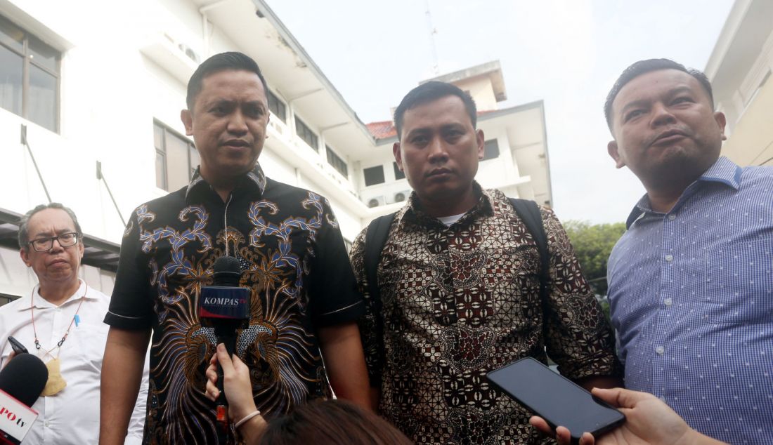 Staf Sekjen PDIP Kusnadi didampingi tim kuasa hukum Ronny Talapessy mendatangi kantor Komnas HAM, Jakarta, Rabu (12/6). Kedatangan Kusnadi ke Komnas HAM bertujuan melaporkan dugaan perampasan lewat penyitaan sejumlah barang termasuk alat komunikasi saat mendampingi Sekjen PDIP menjalani pemeriksaan sebagai saksi di KPK beberapa hari lalu. - JPNN.com