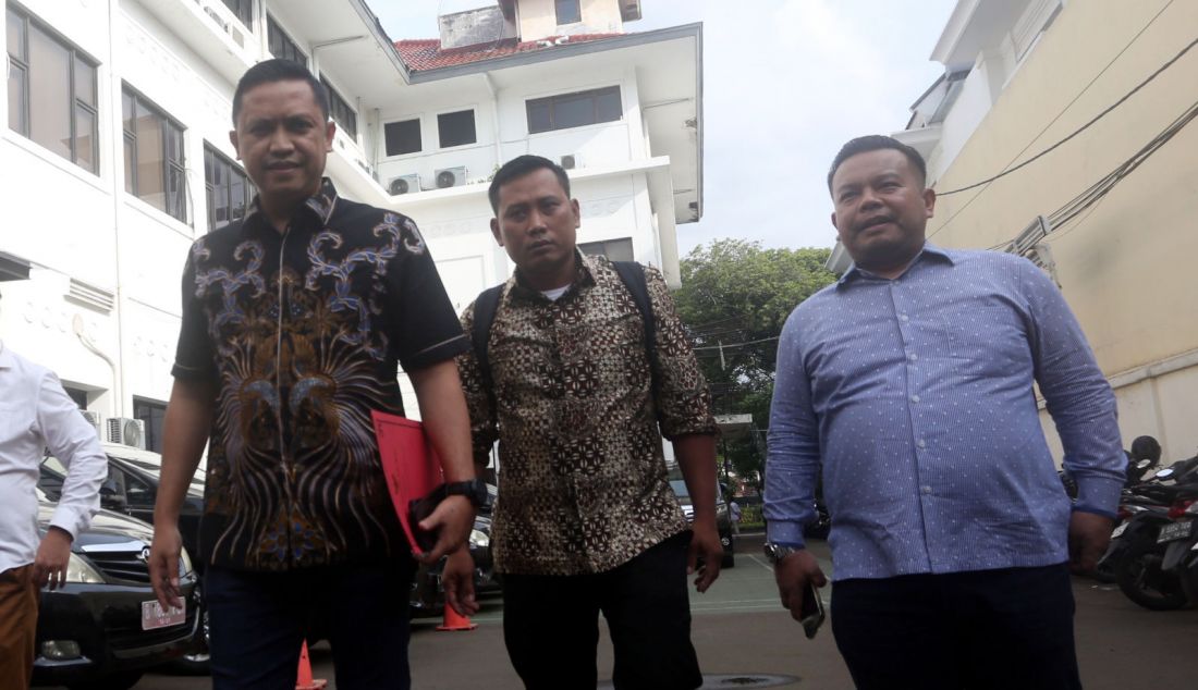 Staf Sekjen PDIP Kusnadi didampingi tim kuasa hukum Ronny Talapessy mendatangi kantor Komnas HAM, Jakarta, Rabu (12/6). Kedatangan Kusnadi ke Komnas HAM bertujuan melaporkan dugaan perampasan lewat penyitaan sejumlah barang termasuk alat komunikasi saat mendampingi Sekjen PDIP menjalani pemeriksaan sebagai saksi di KPK beberapa hari lalu. - JPNN.com