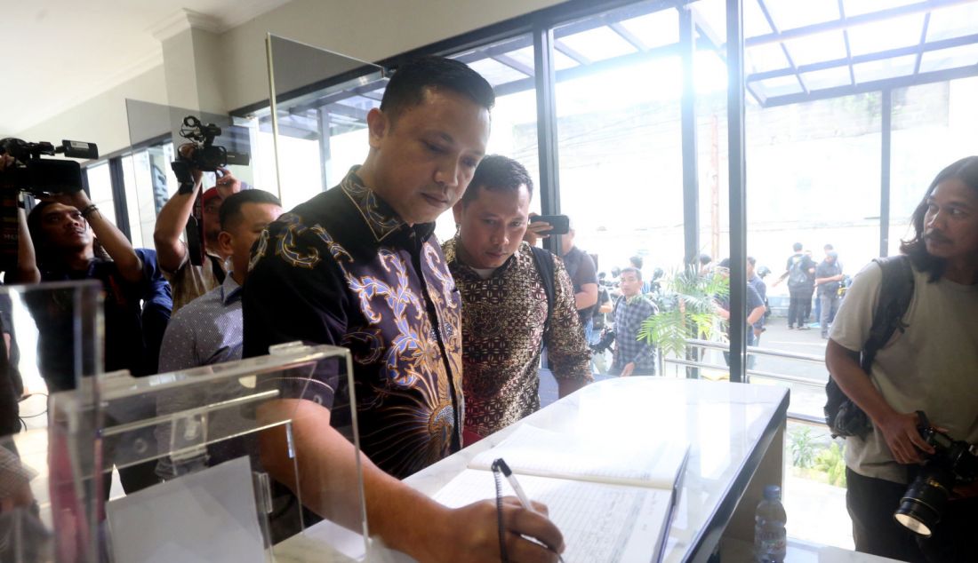 Staf Sekjen PDIP Kusnadi didampingi tim kuasa hukum Ronny Talapessy mendatangi kantor Komnas HAM, Jakarta, Rabu (12/6). Kedatangan Kusnadi ke Komnas HAM bertujuan melaporkan dugaan perampasan lewat penyitaan sejumlah barang termasuk alat komunikasi saat mendampingi Sekjen PDIP menjalani pemeriksaan sebagai saksi di KPK beberapa hari lalu. - JPNN.com