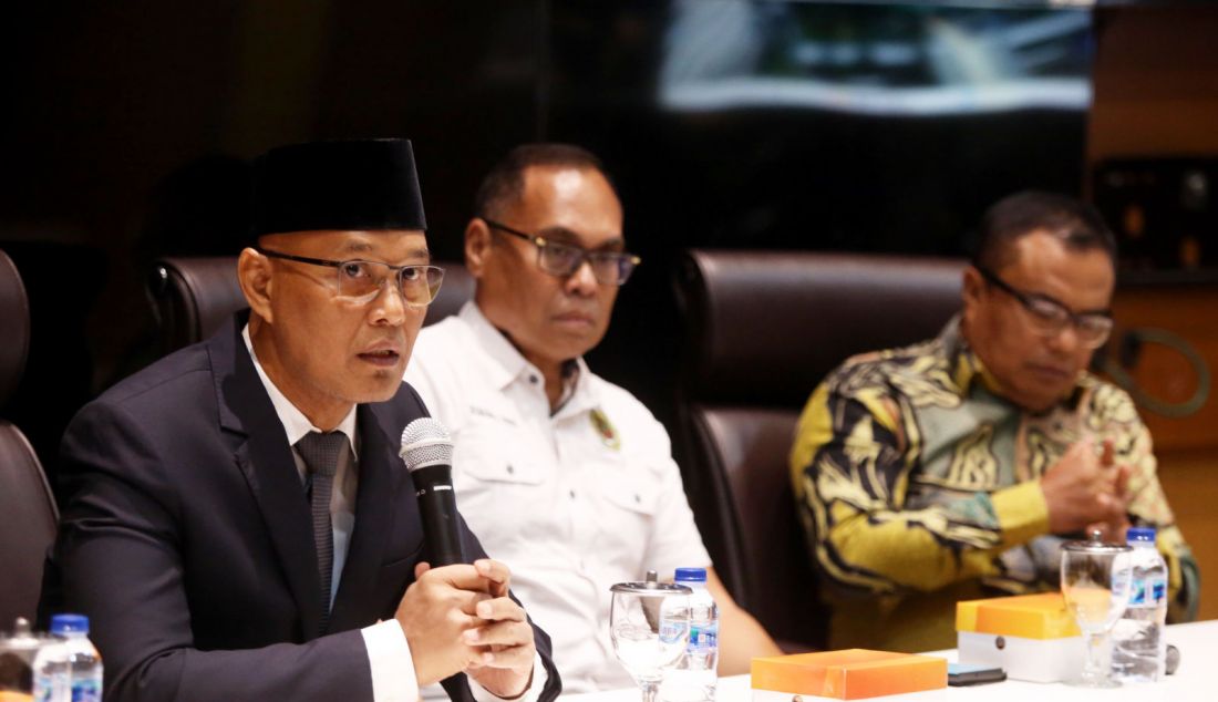 Kiri: Wakil Ketua BKSAP DPR RI Sukamta, Pengamat hubungan internasional, Hikmahanto Juwana dan Praktisi Media Jhon oktaveri menjadi pembicara pada diskusi Dialektika Demokrasi Dengan tema Aksi Demo Bela Palestina Menyebar Ke Seluruh Dunia! Peran Penting Indonesia Dinanti di Gedung DPR, Jakarta, Kamis (13/6). - JPNN.com