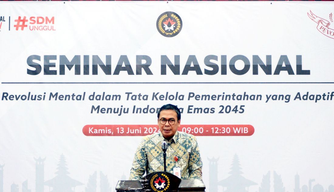 Pelaksana Harian (Plh) Sekretaris Kementerian Koordinator Bidang Pembangunan Manusia dan Kebudayaan (Kemenko PMK) R Nunung Nuryartono dalam Seminar Nasional Revolusi Mental di kantor Kemenko PMK, Jakarta, Kamis (13/6). Seminar nasional bertajuk “Revolusi Mental dalam Tata Kelola Pemerintahan yang Adaptif Menuju Indonesia Emas 2045”. - JPNN.com