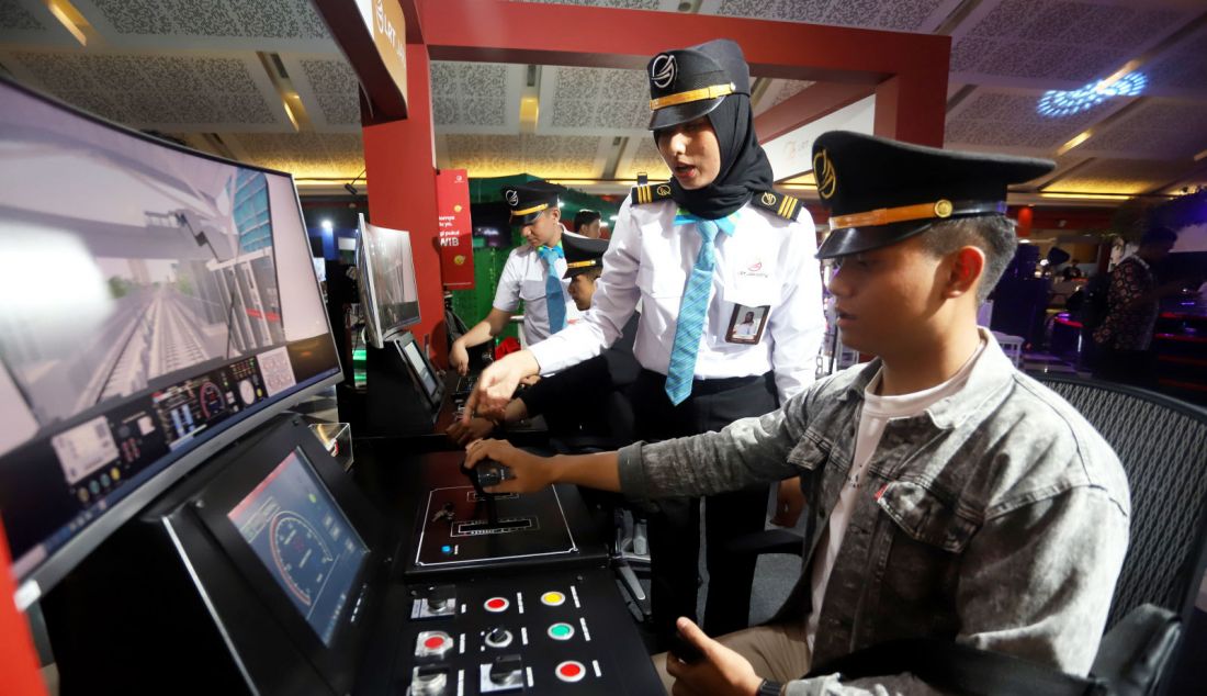 Pengunjung mencoba Simulator LRT Jakarta di booth LRT Jakarta Hal C1, JIExpo Kemayoran, Jakarta Pusat, saat hari pertama pembukaan Jakarta Fair 2024, Rabu (12/6). PT LRT Jakarta hadir di Jakarta Fair 2024 dalam rangka memeriahkan HUT Kota Jakarta ke-497 dengan menyuguhkan Digitalisasi Simulator Kereta bagi pengunjung. - JPNN.com