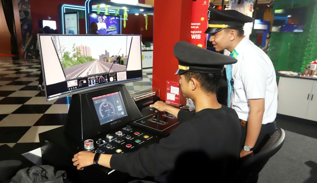 Pengunjung mencoba Simulator LRT Jakarta di booth LRT Jakarta Hal C1, JIExpo Kemayoran, Jakarta Pusat, saat hari pertama pembukaan Jakarta Fair 2024, Rabu (12/6). PT LRT Jakarta hadir di Jakarta Fair 2024 dalam rangka memeriahkan HUT Kota Jakarta ke-497 dengan menyuguhkan Digitalisasi Simulator Kereta bagi pengunjung. - JPNN.com