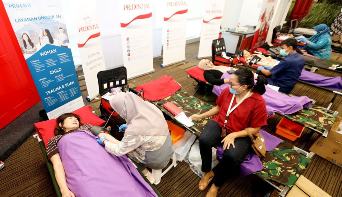 Karyawan Prudential mengikuti rangkaian kegiatan donor darah dalam acara Prudential Blood Drive 2024 yang diselenggarakan mulai dari 12-13 Juni 2024 di PRUTower dan PRUCentre, Jakarta, Kamis (13/6). Dalam rangka memperingati Hari Donor Darah Sedunia 14 Juni 2024, Prudential Indonesia bersama Primaya Hospital Group dan PMI mengadakan kegiatan donor darah dengan tajuk Prudential Blood Drive 2024, sebanyak 250 karyawan Prudential Indonesia. - JPNN.com
