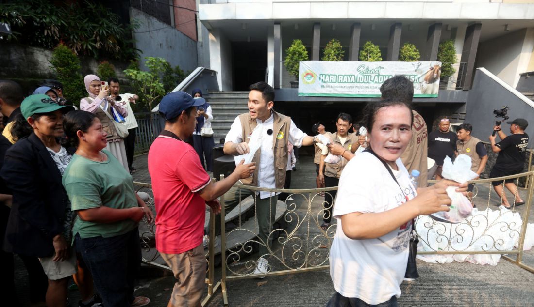 Ben Kasyafani dan Wasekum DPP LDII Ruly Siswa Bernaputra menyerahkan daging hewan kurban kepada masyarakat di DPP LDII, Jakarta, Senin (17/6). - JPNN.com