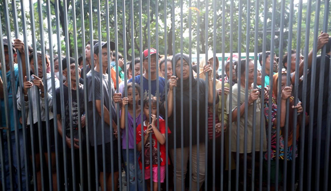 Warga saat menunggu pembagian daging kurban di Kantor DPP LDII, Jakarta, Senin (17/6). - JPNN.com