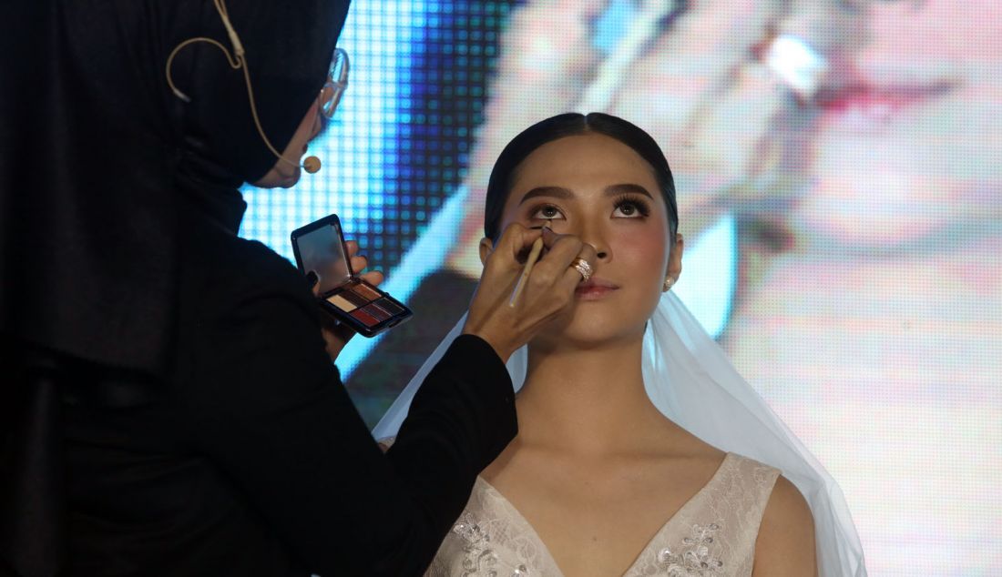 Makeup Artist Profesional, Olis Herawati, melakukan demo makeup saat konpers kompetisi Makeup Artist (MUA) bertajuk 