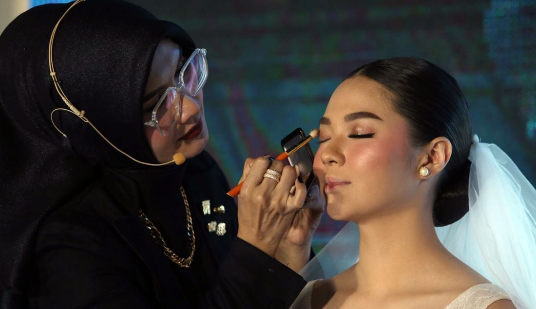 Makeup Artist Profesional, Olis Herawati, melakukan demo makeup saat konpers kompetisi Makeup Artist (MUA) bertajuk 