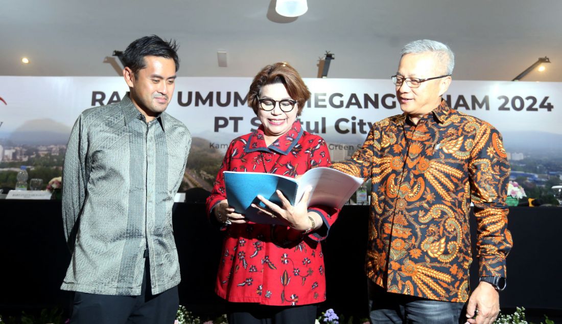 Presiden Komisaris PT Sentul City Tbk. Basaria Panjaitan berbincang dengan Presiden Direktur Tjetje Muljanto dan Direktur Keuangan Michael Sindoro seusai Rapat Umum Pemegang Saham (RUPS) tahun buku 2023 di Kabupaten Bogor, Jawa Barat, Kamis (20/6). PT Sentul City Tbk. mencatatkan pendapatan bersih untuk tahun buku 2023 sebesar Rp 1,7 triliun atau meningkat 156% dari tahun sebelumnya sebesar Rp 672,8 miliar. Sedangkan untuk laba bersih meningkat 290% dari rugi Rp 162,8 miliar menjadi laba Rp 317, - JPNN.com