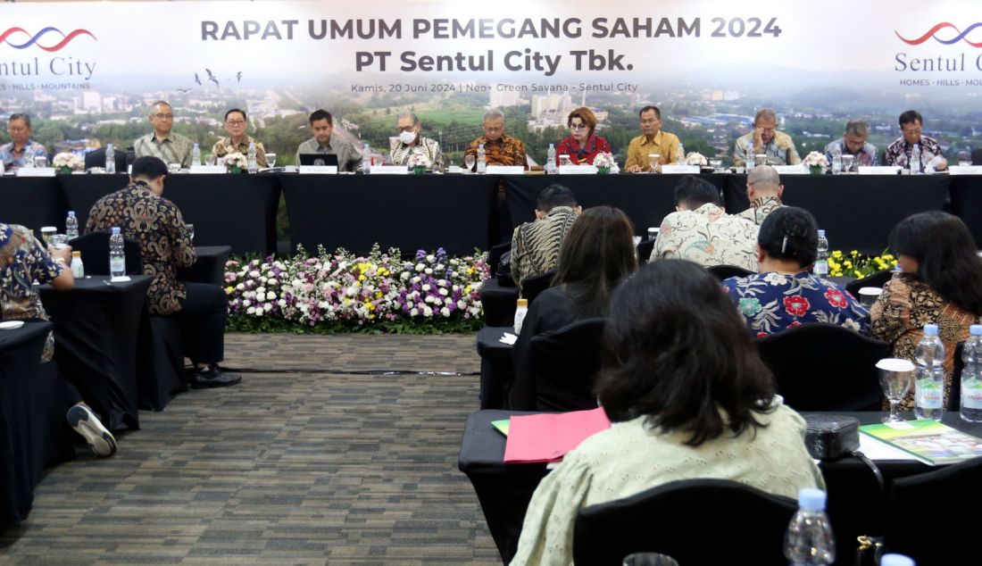 Presiden Komisaris PT Sentul City Tbk. Basaria Panjaitan bersama Presiden Direktur Tjetje Muljanto, Direktur Keuangan Michael Sindoro dan jajaran Direksi seusai Rapat Umum Pemegang Saham (RUPS) tahun buku 2023 di Kabupaten Bogor, Jawa Barat, Kamis (20/6). PT Sentul City Tbk. mencatatkan pendapatan bersih untuk tahun buku 2023 sebesar Rp 1,7 triliun atau meningkat 156% dari tahun sebelumnya sebesar Rp 672,8 miliar. Sedangkan untuk laba bersih meningkat 290% dari rugi Rp 162,8 miliar menjadi laba Rp 317,8 miliar. - JPNN.com