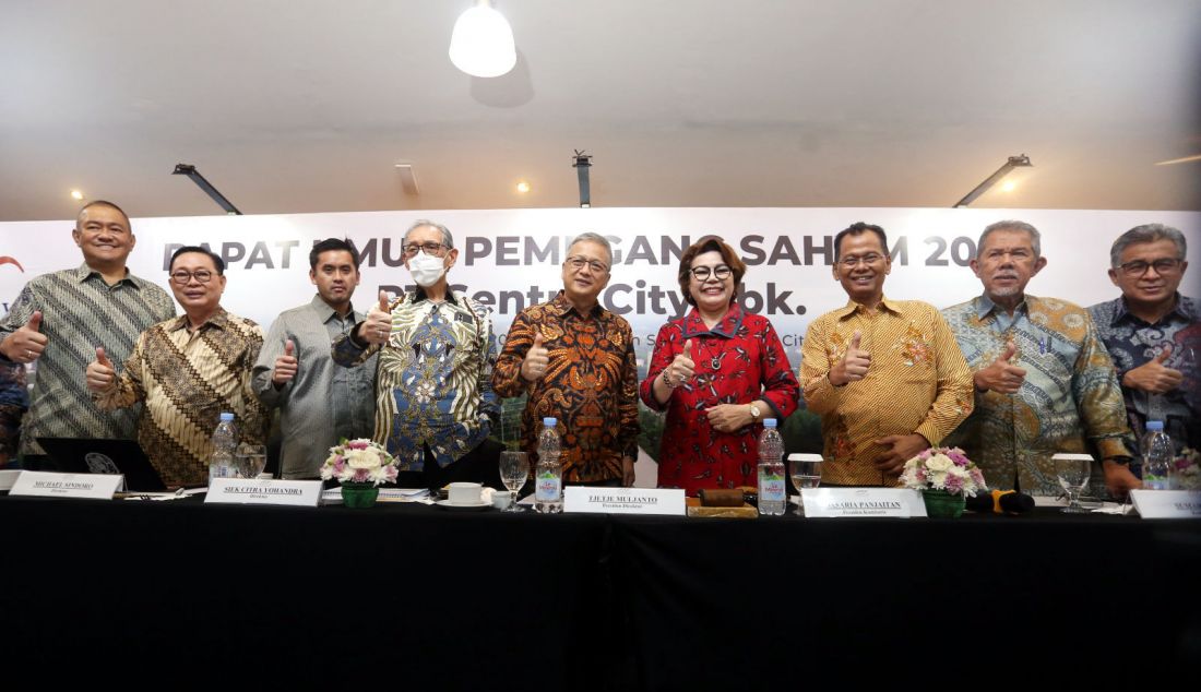 Presiden Komisaris PT Sentul City Tbk. Basaria Panjaitan bersama Presiden Direktur Tjetje Muljanto, Direktur Keuangan Michael Sindoro dan jajaran Direksi seusai Rapat Umum Pemegang Saham (RUPS) tahun buku 2023 di Kabupaten Bogor, Jawa Barat, Kamis (20/6). PT Sentul City Tbk. mencatatkan pendapatan bersih untuk tahun buku 2023 sebesar Rp 1,7 triliun atau meningkat 156% dari tahun sebelumnya sebesar Rp 672,8 miliar. Sedangkan untuk laba bersih meningkat 290% dari rugi Rp 162,8 miliar menjadi laba Rp 317,8 miliar. - JPNN.com