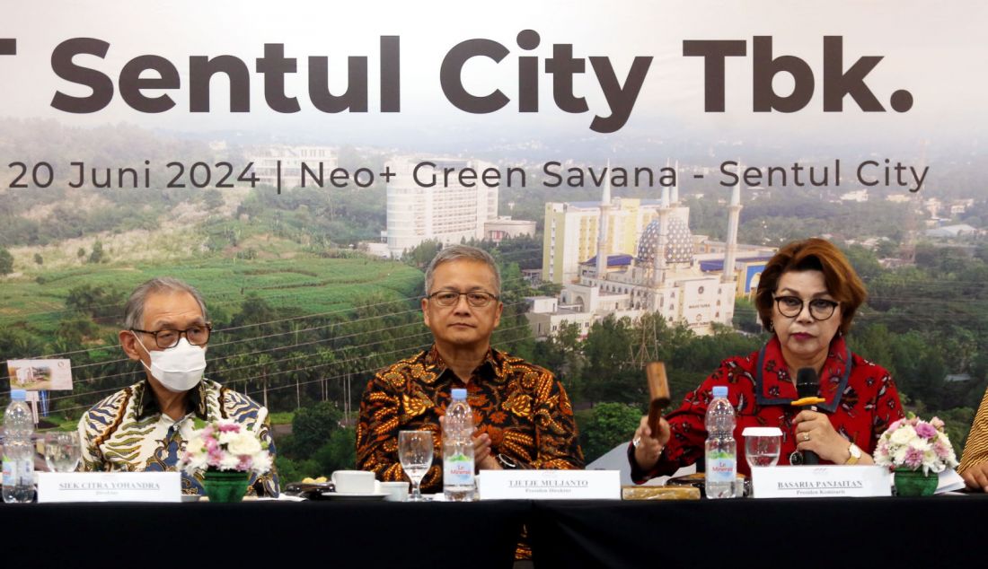 Presiden Komisaris PT Sentul City Tbk. Basaria Panjaitan dan Presiden Direktur Tjetje Muljanto saat Rapat Umum Pemegang Saham (RUPS) tahun buku 2023 di Kabupaten Bogor, Jawa Barat, Kamis (20/6). PT Sentul City Tbk. mencatatkan pendapatan bersih untuk tahun buku 2023 sebesar Rp 1,7 triliun atau meningkat 156% dari tahun sebelumnya sebesar Rp 672,8 miliar. Sedangkan untuk laba bersih meningkat 290% dari rugi Rp 162,8 miliar menjadi laba Rp 317,8 miliar. - JPNN.com