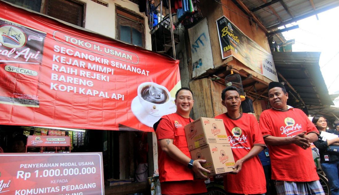 Group Brand Manager Kopi Kapal Api Ferdinand Tan (kiri) menyerahkan secara simbolis bantuan modal kerja untuk pedagang kopi keliling yang diwakili Haji Usman selaku Perwakilan Komunitas Pedagang Kopi Keliling, Jakarta, Kamis (20/6). Kapal Api Group merangkul Komunitas Pedagang Kopi Keliling dengan memberikan bantuan modal kerja dan peremajaan peralatan serta sarana hingga total Rp 1 miliar lebih untuk 3.000 pedagang kopi keliling. - JPNN.com