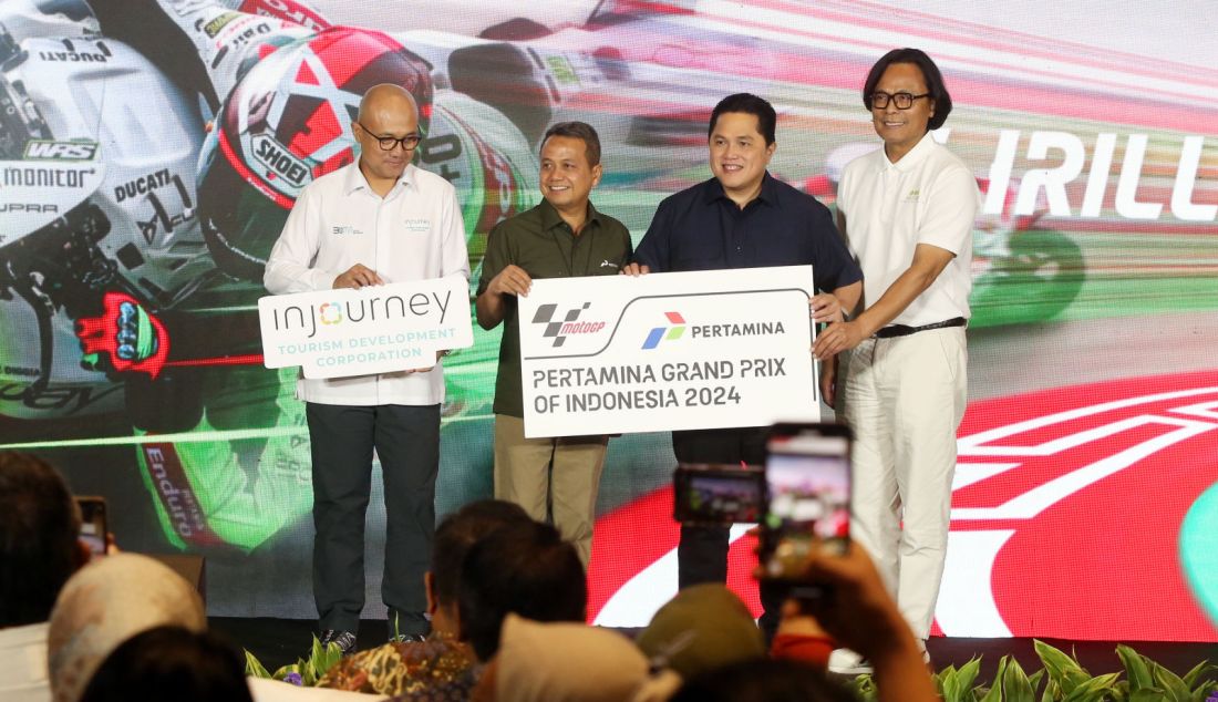 Menteri BUMN Erick Thohir bersama Dirut PT Pengembangan Pariwisata Indonesia atau ITDC Ari Respati, Wadirut PT Pertamina Wiko Migantoro, Dirut PT Aviasi Pariwisata Indonesia (InJourney) Dony Oskaria saat Media Briefing ARRC 2024 dan MotoGP 2024, Jakarta, Jumat (21/6). Pertamina Mandalika International Street Circuit akan menggelar event Asia Road Racing Championship (ARRC) yang akan digelar pada 26-28 Juli 2024 sedangkan MotoGP Pertamina Grand Prix Of Indonesia pada 27-28 September 2024. - JPNN.com