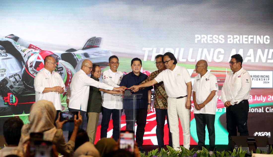 Menteri BUMN Erick Thohir bersama Dirut PT Pengembangan Pariwisata Indonesia atau ITDC Ari Respati, Wadirut PT Pertamina Wiko Migantoro, Dirut PT Aviasi Pariwisata Indonesia (InJourney) Dony Oskaria saat Media Briefing ARRC 2024 dan MotoGP 2024, Jakarta, Jumat (21/6). Pertamina Mandalika International Street Circuit akan menggelar event Asia Road Racing Championship (ARRC) yang akan digelar pada 26-28 Juli 2024 sedangkan MotoGP Pertamina Grand Prix Of Indonesia pada 27-28 September 2024 dengan tiket gelaran ARRC dan MotoGP sudah dibuka sejak 24 Febuari. - JPNN.com