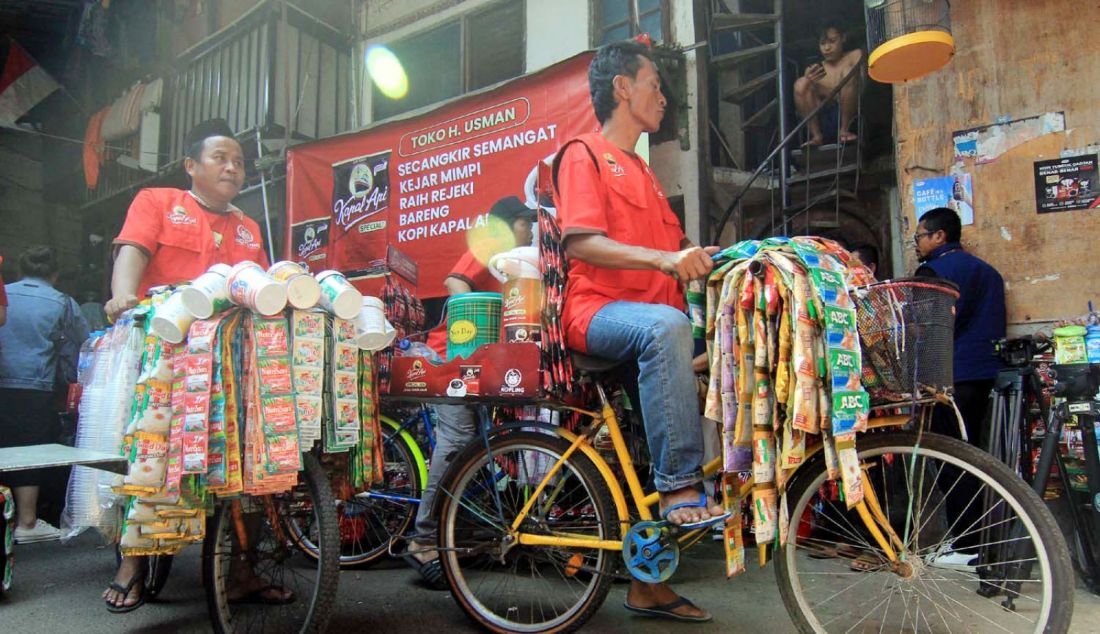 Sejumlah pedagang kopi keliling seusai menerima bantuan modal kerja dari Kapal Api Group, Jakarta, Kamis (20/6). Kapal Api Group merangkul Komunitas Pedagang Kopi Keliling dengan memberikan bantuan modal kerja dan peremajaan peralatan serta sarana hingga total Rp 1 miliar lebih untuk 3.000 pedagang kopi keliling. - JPNN.com