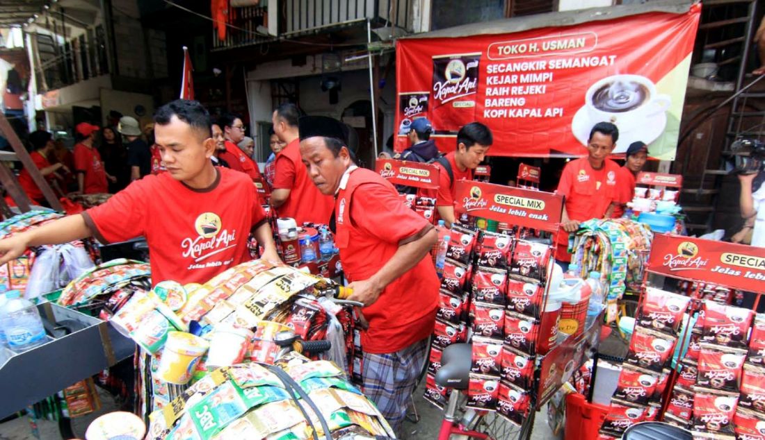 Sejumlah pedagang kopi keliling seusai menerima bantuan modal kerja dari Kapal Api Group, Jakarta, Kamis (20/6). Kapal Api Group merangkul Komunitas Pedagang Kopi Keliling dengan memberikan bantuan modal kerja dan peremajaan peralatan serta sarana hingga total Rp 1 miliar lebih untuk 3.000 pedagang kopi keliling. - JPNN.com