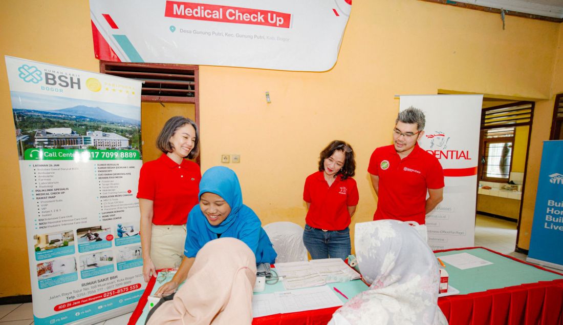 Chief Operations and Health Officer Prudential Indonesia dr. Dian Budiani saat kegiatan penyuluhan dan pemeriksaan Pap Smear tanpa biaya di Bogor Senior Hospitality, Desa Gunung Putri, Bogor, Jawa Barat, Sabtu (22/6). Prudential Indonesia ingin mengedukasi masyarakat khususnya para perempuan terhadap pentingnya memahami cara menjaga kesehatan, khususnya kesehatan reproduksi wanita (serviks). - JPNN.com