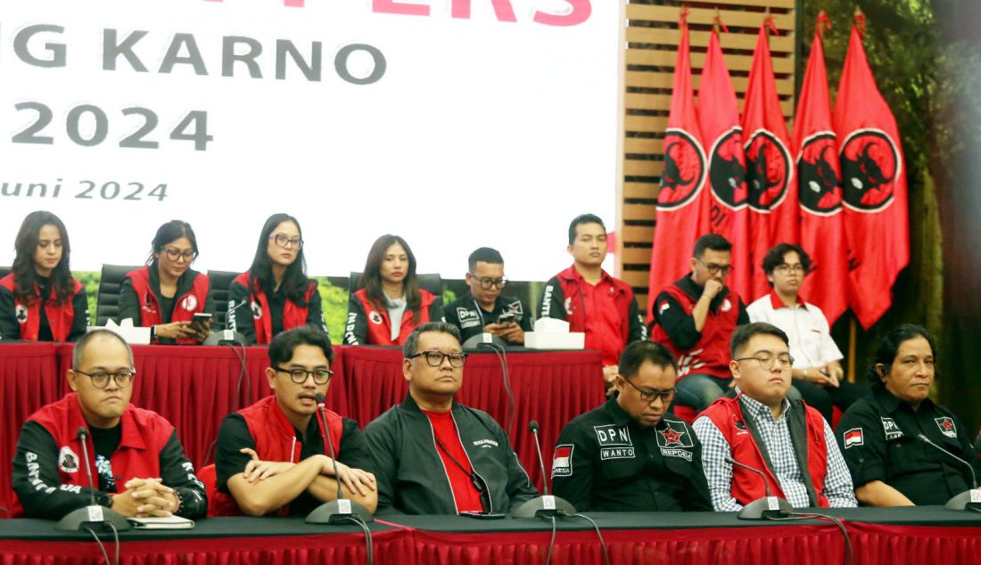 Ketua DPP PDI Perjuangan Eriko Sotarduga bersama perwakilan pimpinan organisasi sayap kepemudaan PDIP memberikan keterangan pers mengenai kegiatan Bulan Bung Karno 2024 di Kantor DPP PDI Perjuangan, Jakarta, Selasa (25/6). DPP PDIP akan menggelar festival kopi, musik, dan lari bareng dalam rangka merayakan Bulan Bung Karno (BBK) tahun 2024. Acara itu akan dilaksanakan di Parkir Timur Selatan Gelora Bung Karno (GBK), Jakarta, Minggu (30/6). - JPNN.com