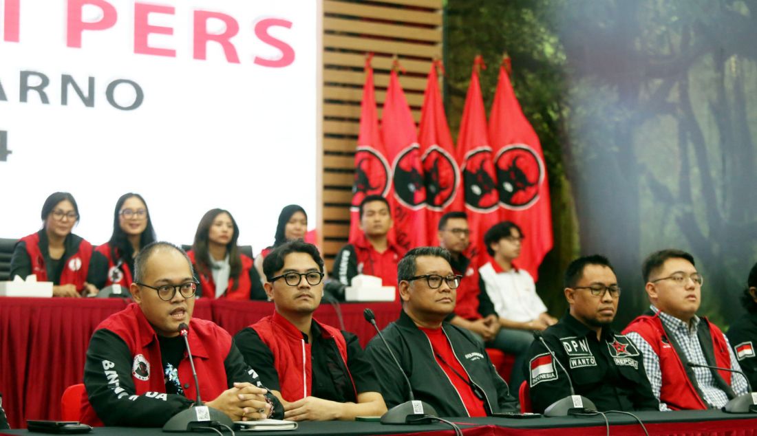 Ketua DPP PDI Perjuangan Eriko Sotarduga bersama perwakilan pimpinan organisasi sayap kepemudaan PDIP memberikan keterangan pers mengenai kegiatan Bulan Bung Karno 2024 di Kantor DPP PDI Perjuangan, Jakarta, Selasa (25/6). DPP PDIP akan menggelar festival kopi, musik, dan lari bareng dalam rangka merayakan Bulan Bung Karno (BBK) tahun 2024. Acara itu akan dilaksanakan di Parkir Timur Selatan Gelora Bung Karno (GBK), Jakarta, Minggu (30/6). - JPNN.com