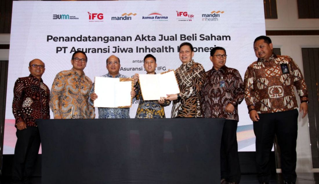 Dirut IFG Hexana Tri Sasongko, Wamen BUMN Kartika Wirjoatmodjo, Dirut PT Bank Mandiri (Persero) Tbk Darmawan Junaidi, Direktur Bisnis IFG Pantro Pander Silitonga, Direktur Corporate Banking PT Bank Mandiri (Persero) Tbk Riduan, Direktur Keuangan PT Asuransi Jiwa IFG Ryan Diastana Firman dan Dirut PT Kimia Farma Tbk Djagad Prakasa Dwialam saat penandatanganan akuisisi 80% saham PT Asuransi Jiwa Inhealth Indonesia (Mandiri Inhealth), Jakarta, Rabu (26/6). IFG Life telah menyelesaikan akuisisi 80% saham PT Asuransi Jiwa Inhealth Indonesia (saham Bank Mandiri dan Kimia Farma). Aksi korporasi strategis ini dilakukan untuk mengakselerasi kompetensi dan kapabilitas bisnis IFG Life di industri asuransi jiwa dan kesehatan Indonesia. - JPNN.com