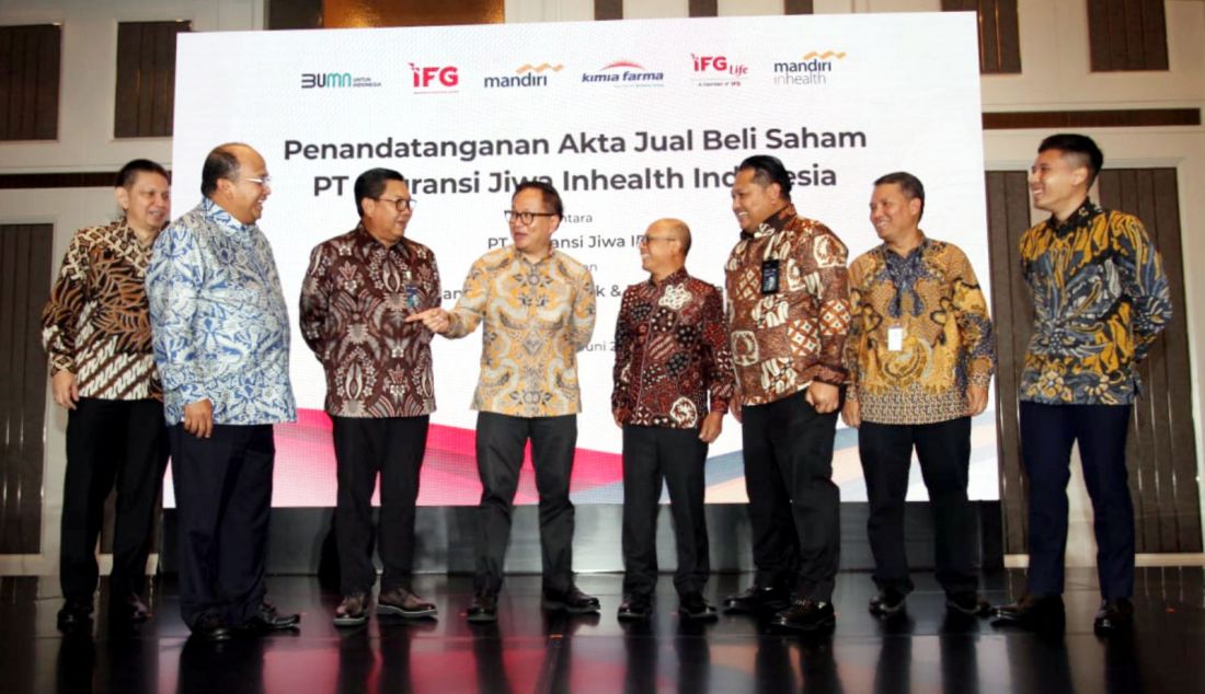 Dirut IFG Hexana Tri Sasongko, Wamen BUMN Kartika Wirjoatmodjo, Dirut PT Bank Mandiri (Persero) Tbk Darmawan Junaidi, Direktur Bisnis IFG Pantro Pander Silitonga, Direktur Corporate Banking PT Bank Mandiri (Persero) Tbk Riduan, Direktur Keuangan PT Asuransi Jiwa IFG Ryan Diastana Firman dan Dirut PT Kimia Farma Tbk Djagad Prakasa Dwialam saat penandatanganan akuisisi 80% saham PT Asuransi Jiwa Inhealth Indonesia (Mandiri Inhealth), Jakarta, Rabu (26/6). - JPNN.com