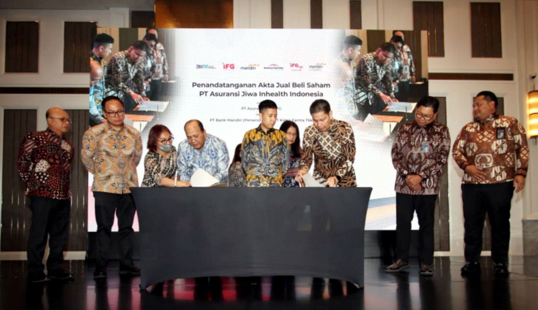 Dirut IFG Hexana Tri Sasongko, Wamen BUMN Kartika Wirjoatmodjo, Dirut PT Bank Mandiri (Persero) Tbk Darmawan Junaidi, Direktur Bisnis IFG Pantro Pander Silitonga, Direktur Corporate Banking PT Bank Mandiri (Persero) Tbk Riduan, Direktur Keuangan PT Asuransi Jiwa IFG Ryan Diastana Firman dan Dirut PT Kimia Farma Tbk Djagad Prakasa Dwialam saat penandatanganan akuisisi 80% saham PT Asuransi Jiwa Inhealth Indonesia (Mandiri Inhealth), Jakarta, Rabu (26/6). IFG Life telah menyelesaikan akuisisi 80% saham PT Asuransi Jiwa Inhealth Indonesia (saham Bank Mandiri dan Kimia Farma). Aksi korporasi strategis ini dilakukan untuk mengakselerasi kompetensi dan kapabilitas bisnis IFG Life di industri asuransi jiwa dan kesehatan Indonesia. - JPNN.com