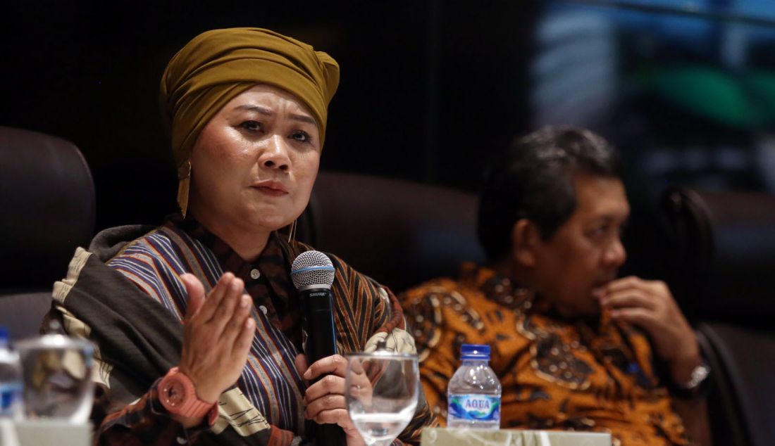 Anggota Timwas Haji DPR RI Luluk Nur Hamidah (kiri) dan Pengamat haji dari UIN Syarif Hidayatullah Ade Marfuddin menjadi pembicara pada diskusi Dialektika Demokrasi dengan tema Menakar urgensi Pembentukan Pansus Haji 2024 di Ruang Pusat Penyiaran dan Informasi Parlemen (PPID), Lantai 1 Gedung Nusantara I, Kompleks Parlemen, Senayan, Jakarta, Kamis (27/6). - JPNN.com