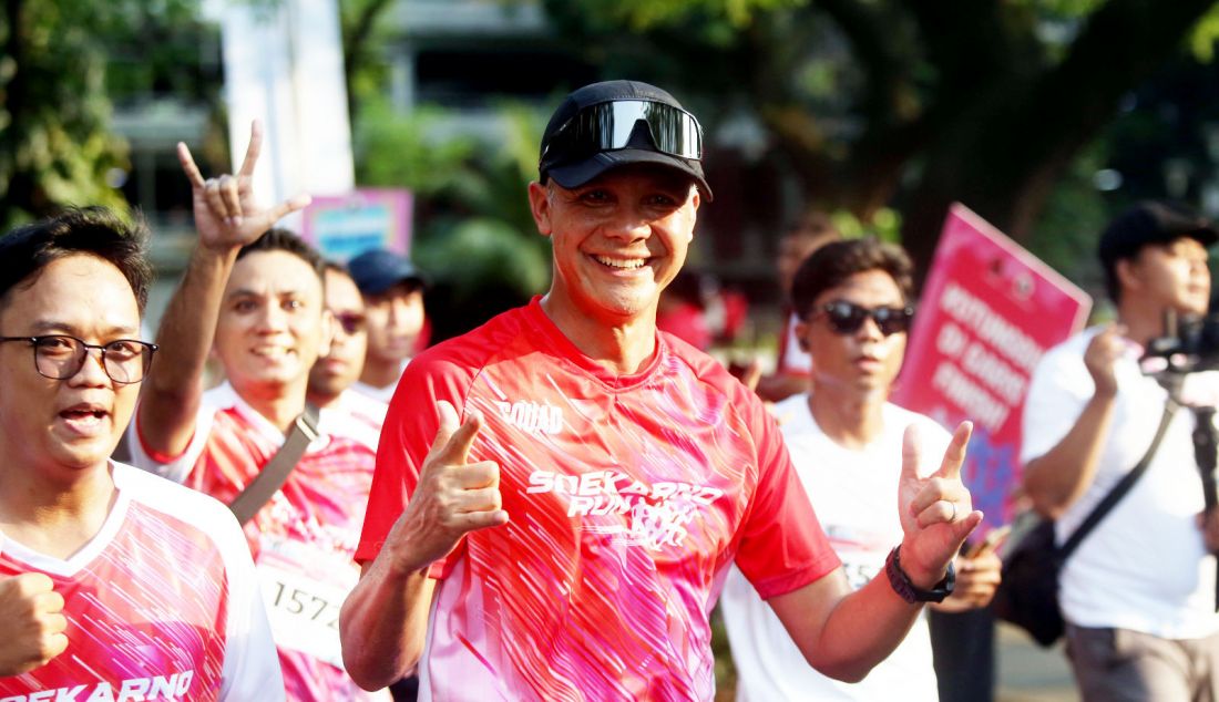 Calon presiden 2024 Ganjar Pranowo bersama ribuan pelari mengikuti Soekarno Run dalam rangka puncak peringatan Bulan Bung Karno di Parkir Timur GBK, Jakarta, Minggu (30/6). - JPNN.com
