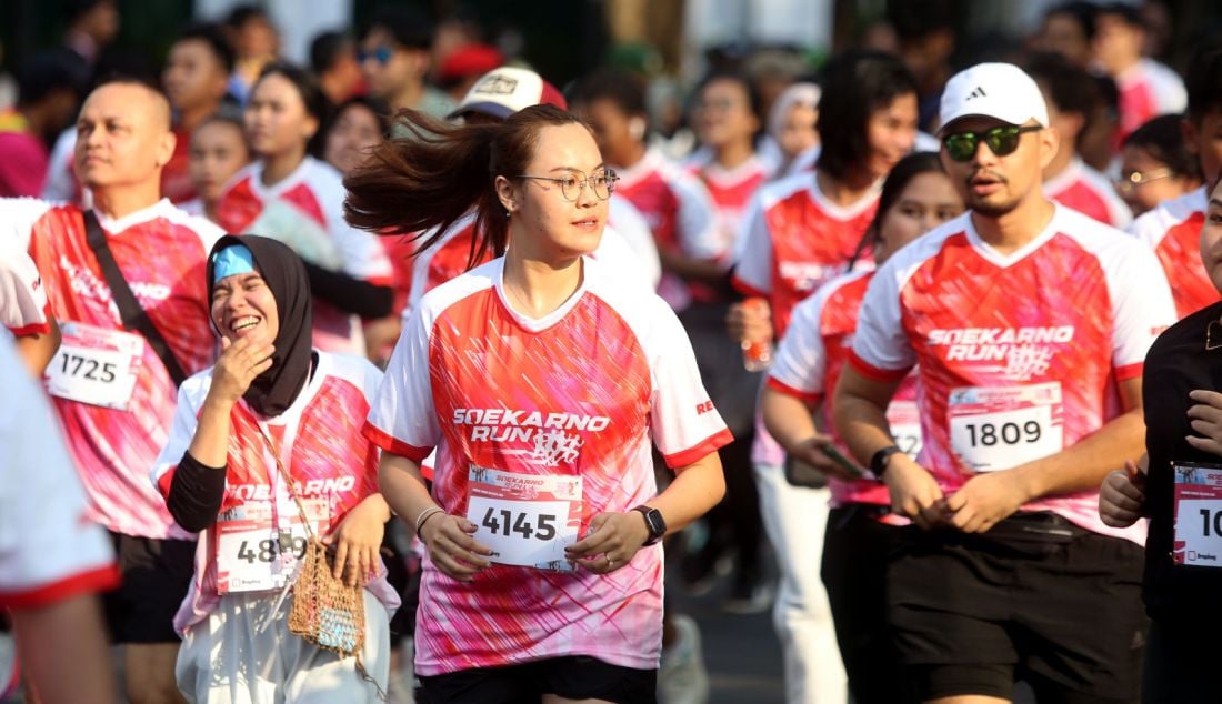 Ribuan pelari mengikuti Soekarno Run dalam rangka puncak peringatan Bulan Bung Karno di Parkir Timur GBK, Jakarta, Minggu (30/6). - JPNN.com