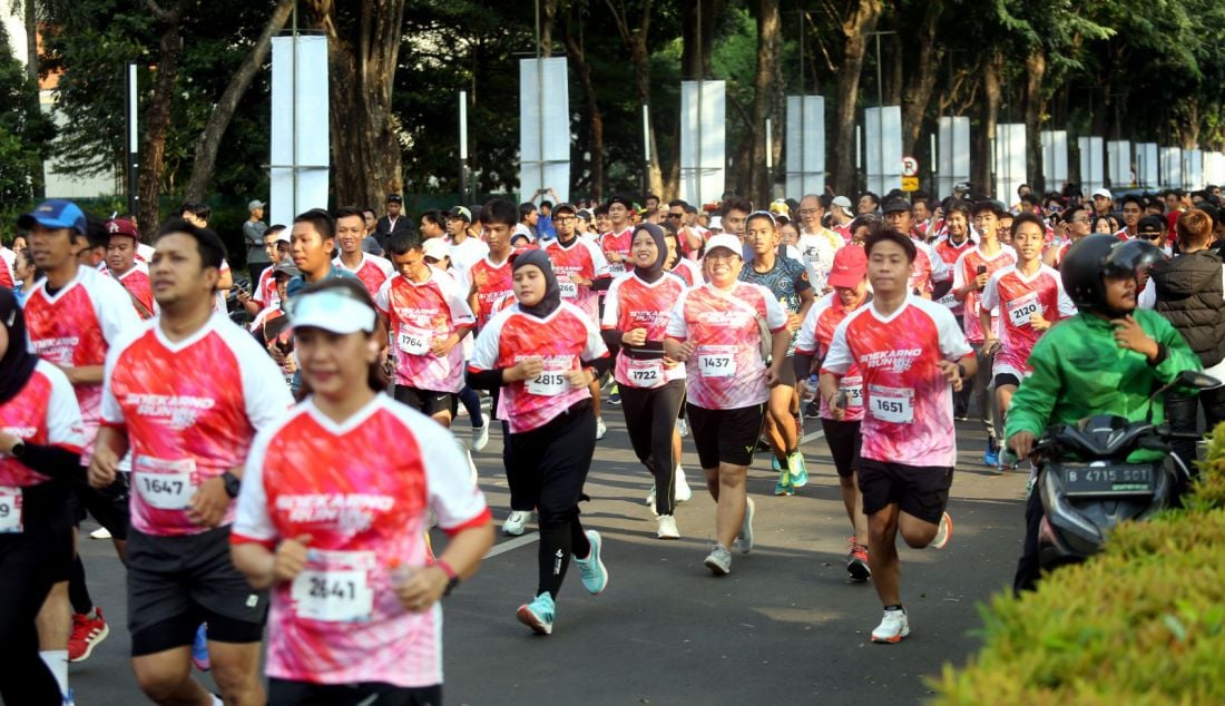 Ribuan pelari mengikuti Soekarno Run dalam rangka puncak peringatan Bulan Bung Karno di Parkir Timur GBK, Jakarta, Minggu (30/6). - JPNN.com