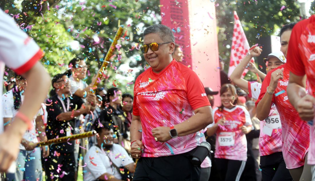 Sekjen PDI Perjuangan Hasto Kristiyanto bersama ribuan pelari mengikuti Soekarno Run dalam rangka puncak peringatan Bulan Bung Karno di Parkir Timur GBK, Jakarta, Minggu (30/6). - JPNN.com