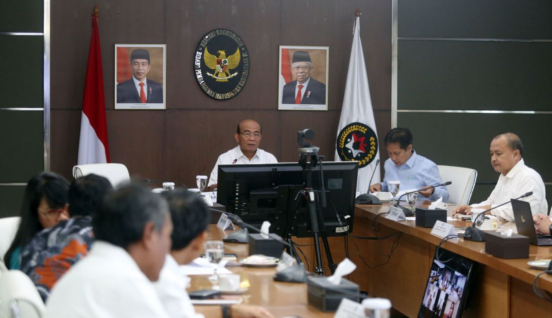 Menko PMK Muhadjir Effendy memimpin Rapat Tingkat Menteri bersama Menteri Kesehatan Budi Gunadi Sadikin di Kantor PMK Jakarta, Senin (1/7). Rapat tersebut membahas tindak lanjutan dukungan bantuan kemanusiaam Akibat Bencana Tanah Longsor di Provinsi Enga, Papua Nugini. - JPNN.com