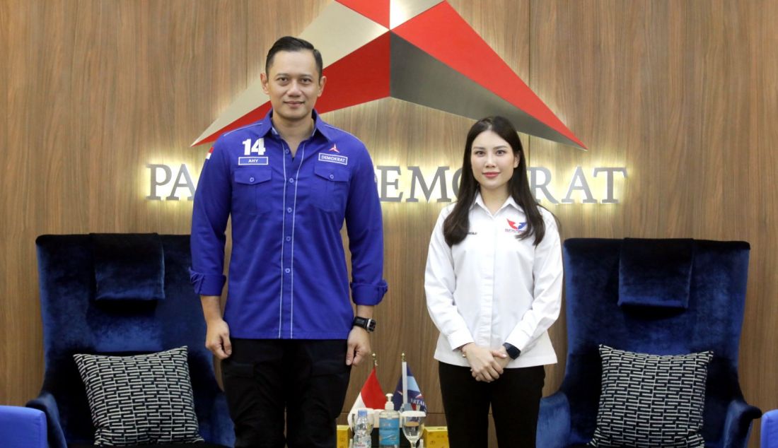 Ketua Harian Nasional I DPP Partai Perindo Angela Tanoesoedibjo saat bertemu dengan Ketum Partai Demokrat Agus Harimurti Yudhoyono di Kantor DPP Partai Demokrat, Jakarta, Selasa (2/7). - JPNN.com