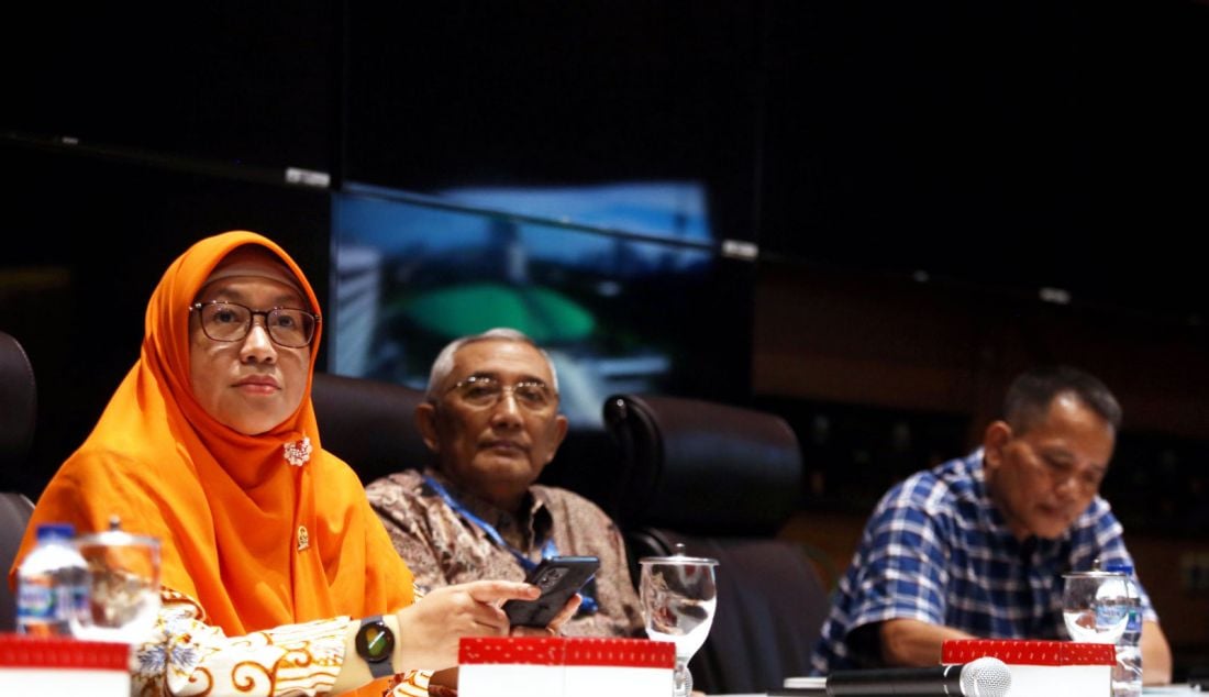 Kiri: Anggota Komisi X DPR RI, Ledia Hanifa Amaliah, Pengamat Pariwisata Azril Azahari dan Praktisi Media Mokhamad Munib menjadi pembicara pada diskusi Forum Legislasi dengan Tema 