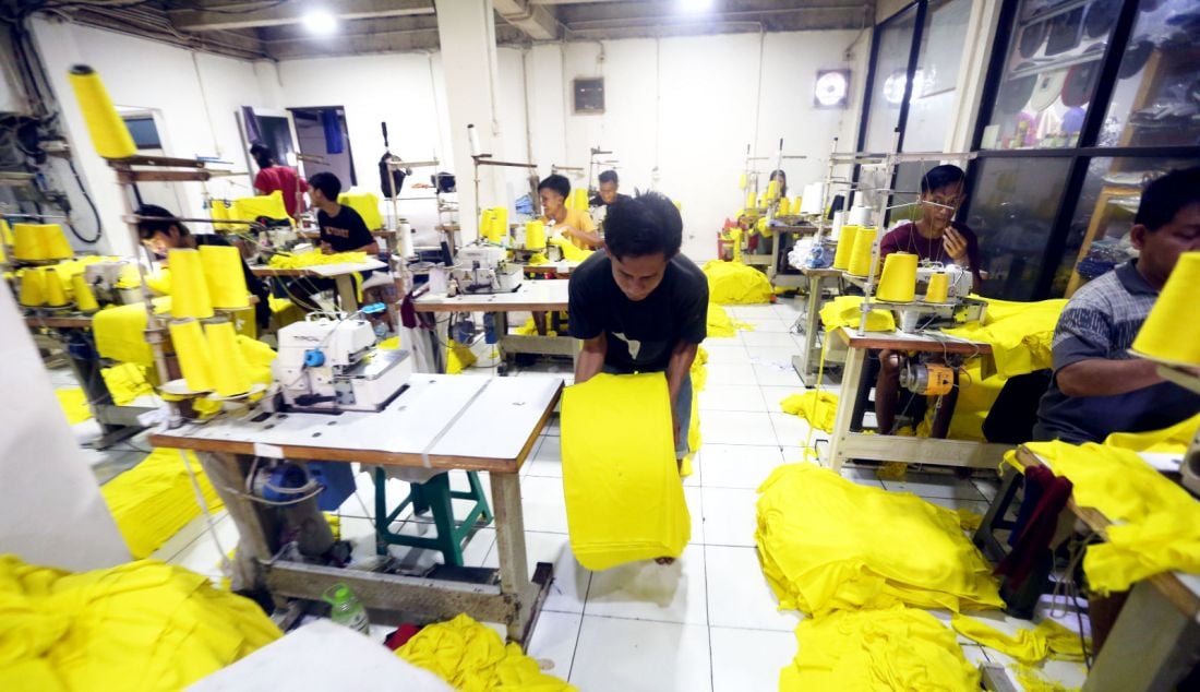Pekerja menyelesaikan pembuatan kaos di konveksi Sinergi Adv di kawasan Srengseng Sawah, Jakarta, Selasa (2/7). Di tengah lesunya industri tekstil nasional yang berimplikasi phk tenaga kerja dan naiknya mata uang dolar terhadap rupiah, industri konveksi ini masih tetap stabil dengan rata-rata 500 ribu kaos/bulan. Momen pilkada dan memeilhara kepercayaan kepada klien dengan bahan baku yang berkualitas menjadi salah satu kunci industri konveksi ini bertahan. - JPNN.com